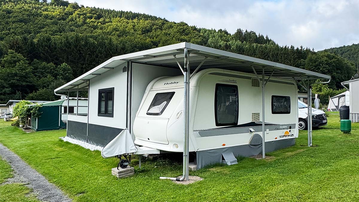 Vorzelt mit überdachter Terrasse in der Eifel