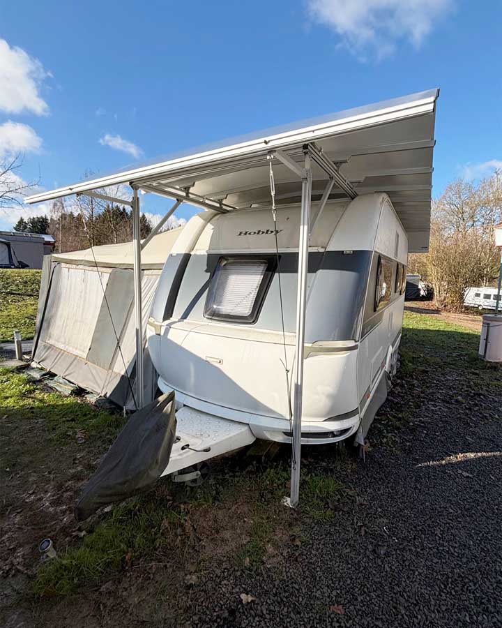 Moderner Wohnwagen mit verdeckter Kederschiene